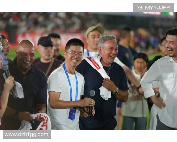 足球明星华丽变身惊艳亮相引发全场瞩目与热议